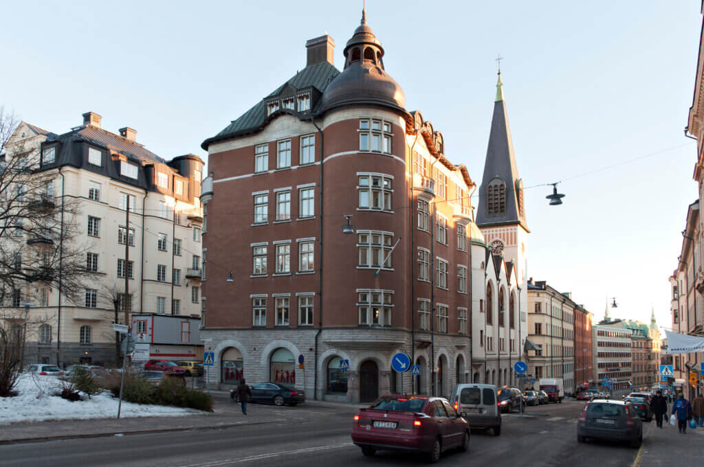 Upplandsgatan söderut i höjd med Tegnérlunden. Hörnbyggnaden Vingråen 29: Byggnadsår 1900-02, Arkitekt Erik Lallerstedt, byggherre R Thulin. Byggmästare: E. E. Olsson (Källa Stockholms adresskalender 1902) Där nedan S:t Peters Metodistkyrka